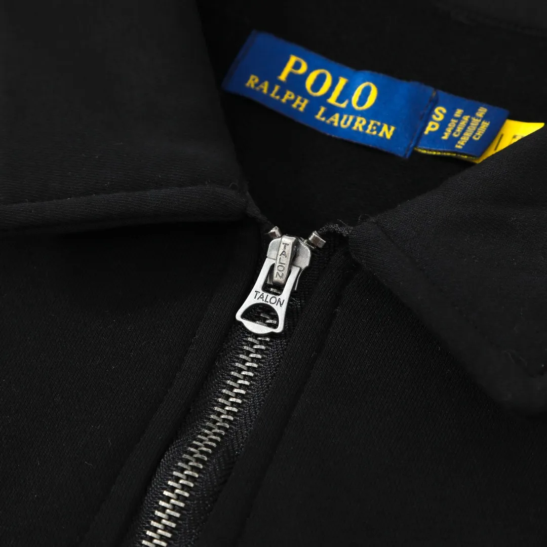 P260 #R99 Ralph Lauren pony logo eight-color half-zip lapel sweatshirt. Wear three times in one suit, easy to switch styles: Fully stand-up collar mode: crisp lapel three-dimensional windproof, taking into account warmth and cool lines, full of coolness ▫️Half-open lazy mode: slightly exposed collarbone, relaxed and comfortable | Pair with a shirt or high collar to show the intellectual atmosphere ▫️Full-open V-neck mode: Visually extends the neck-shoulder ratio | Stacking is more layered, hiding the flesh and making it look slimmer, making it easy to wear with a sense of luxury. Genderless design, shared wardrobe concept: White is gentle and elegant | Black is cool and slimming | Both colors can be used to create a couple CP look. 8 colors are available in the full line | From classic to soft | Meet all daily and occasion dressing needs Quality is reflected in the details: Micro-label logo embroidery | Loose but not procrastinating tailoring | High-grade fabrics ensure a comfortable fit. Easily manage various scenarios such as workplace commuting, weekend leisure, and date travel, effortless chic is the definition of effortless chic.  Color: Black White Navy Mint Green Khaki Pink Yellow Army Green Size: S M L